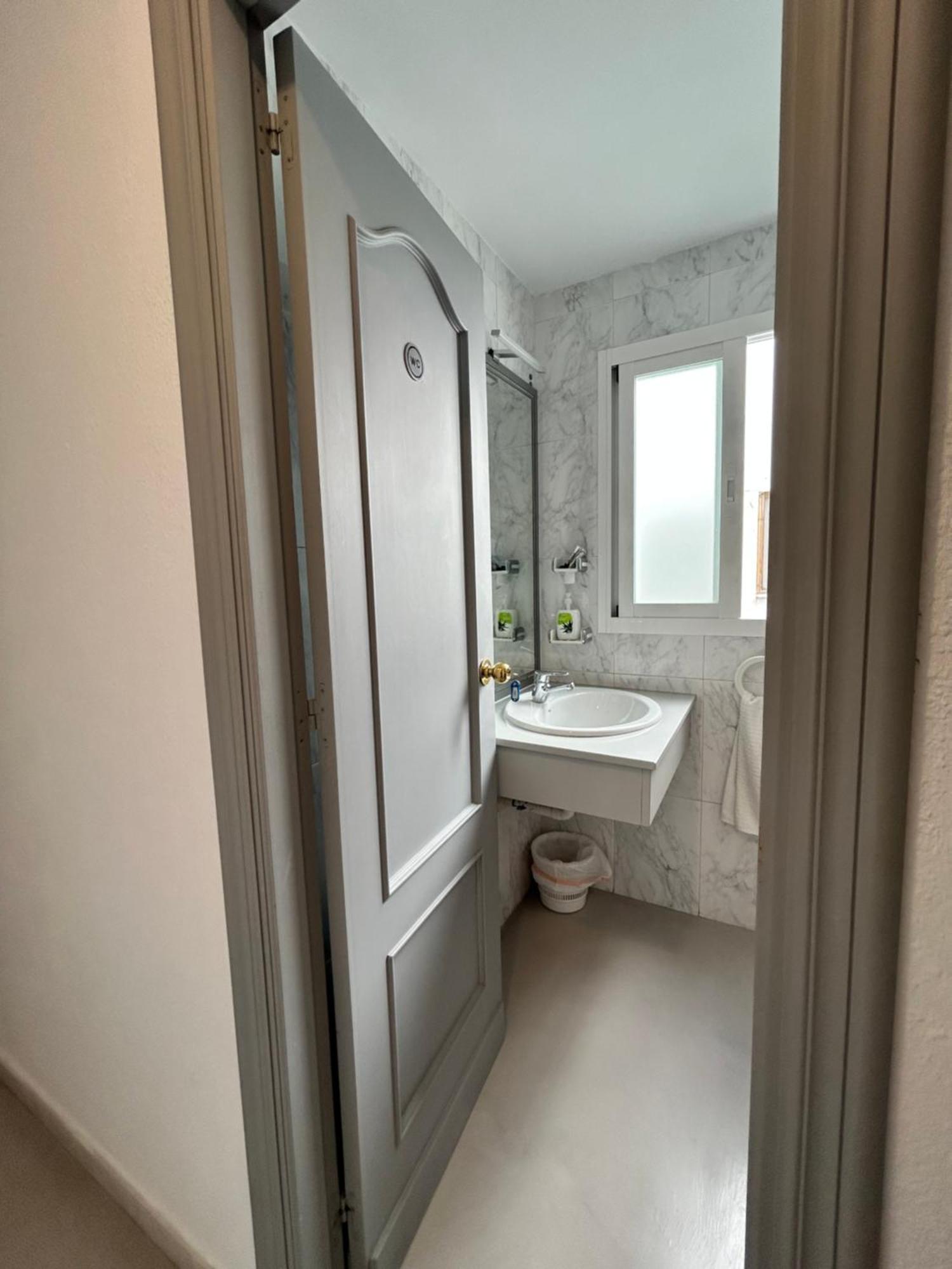 Double or Twin Room Private External Bathroom