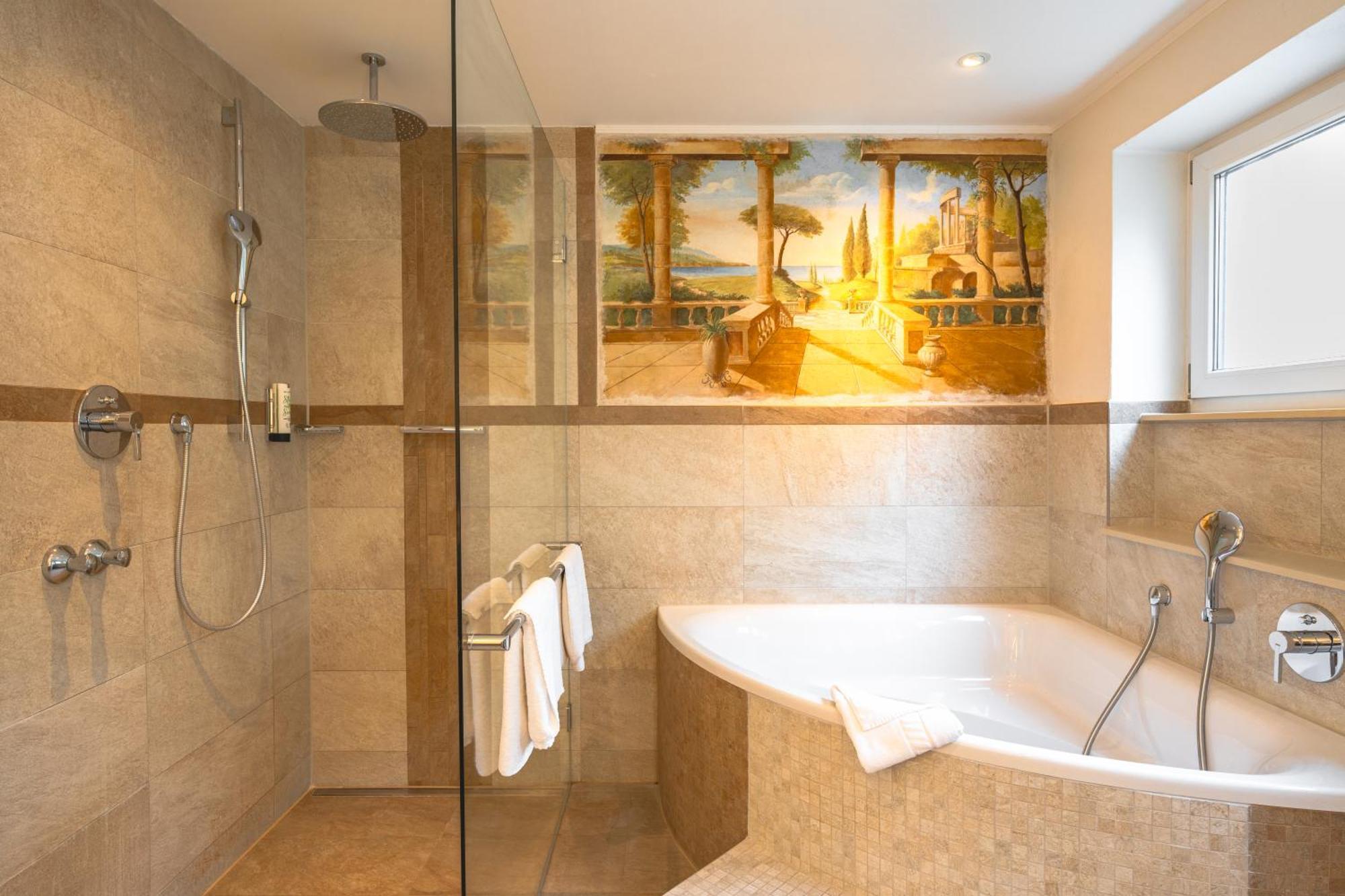 Deluxe Suite mit Whirlpool-Badewanne