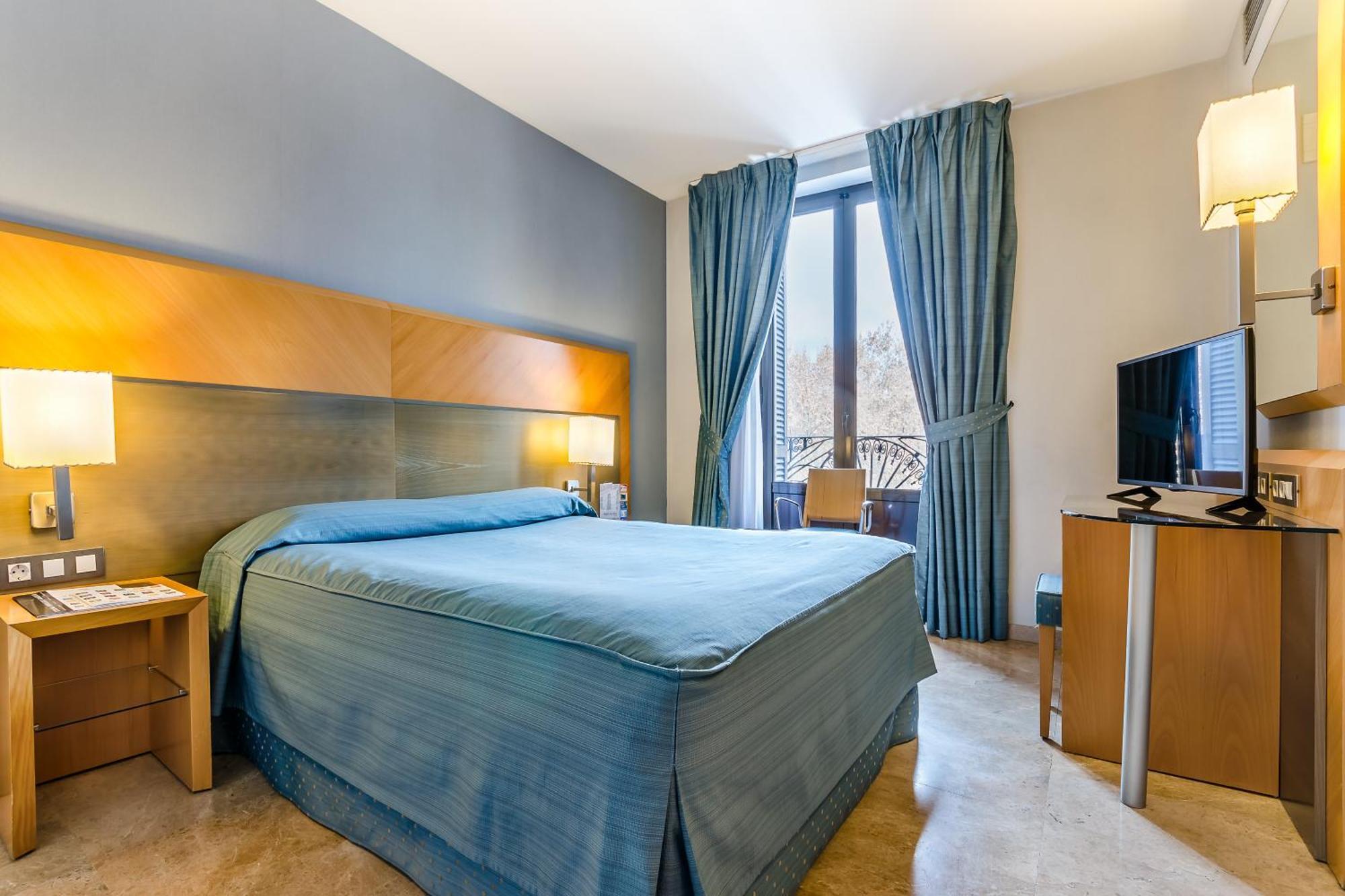 Doppel-/Zweibettzimmer mit Balkon