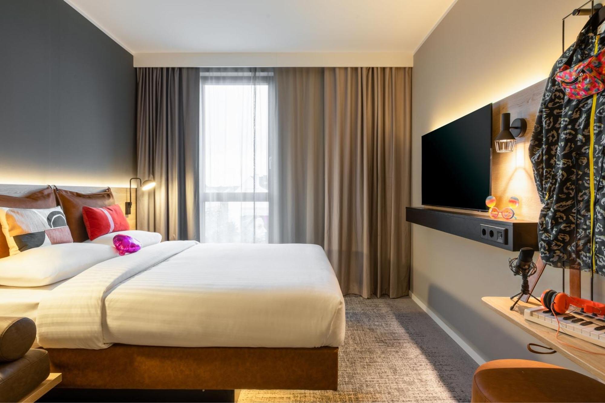 Moxy Zimmer mit Queensize-Bett