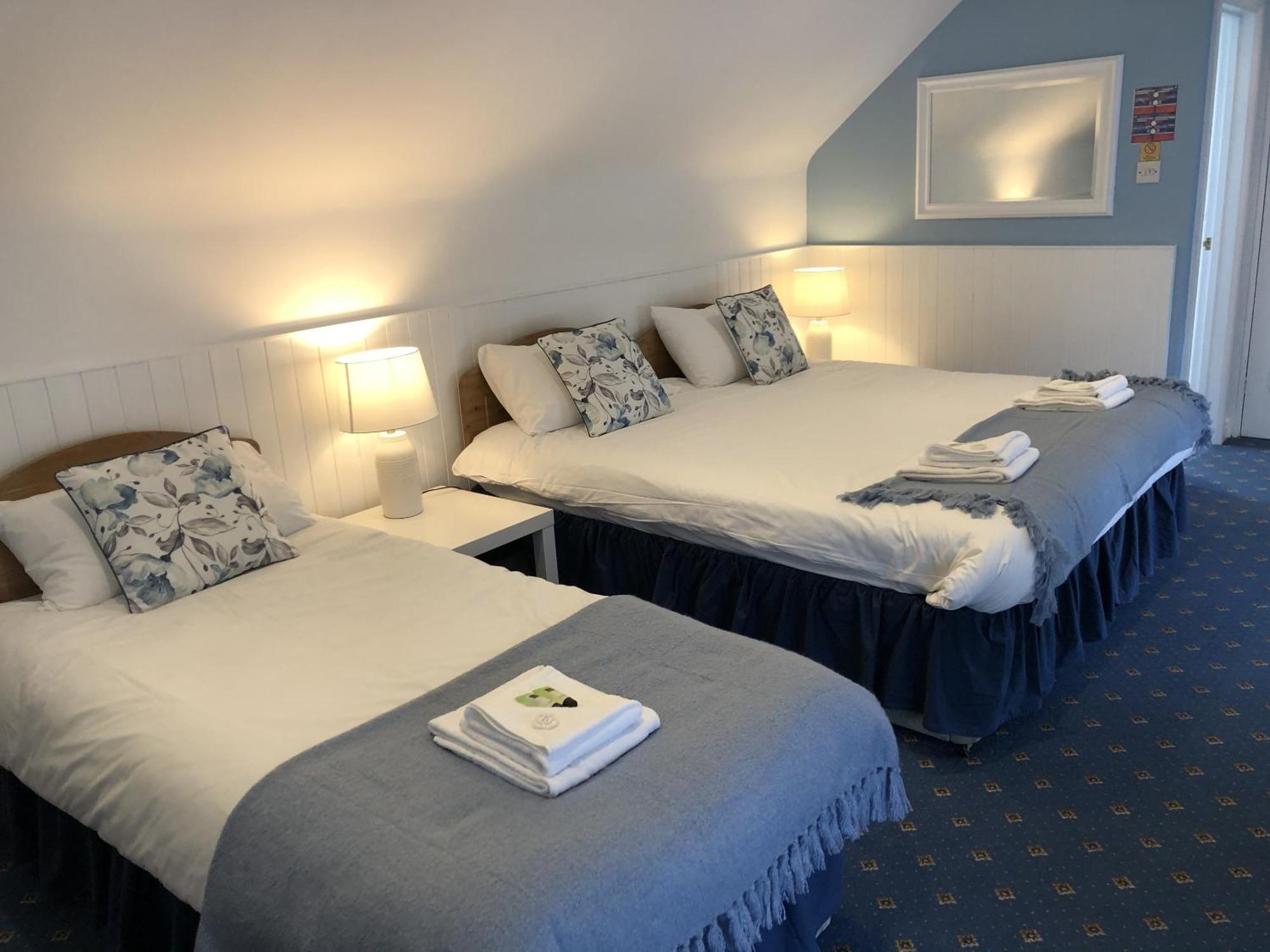 Dreibettzimmer mit Dusche