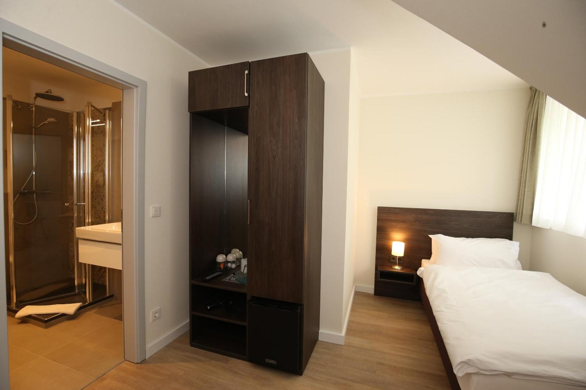 Single Room Shower,1622865943:JPEG