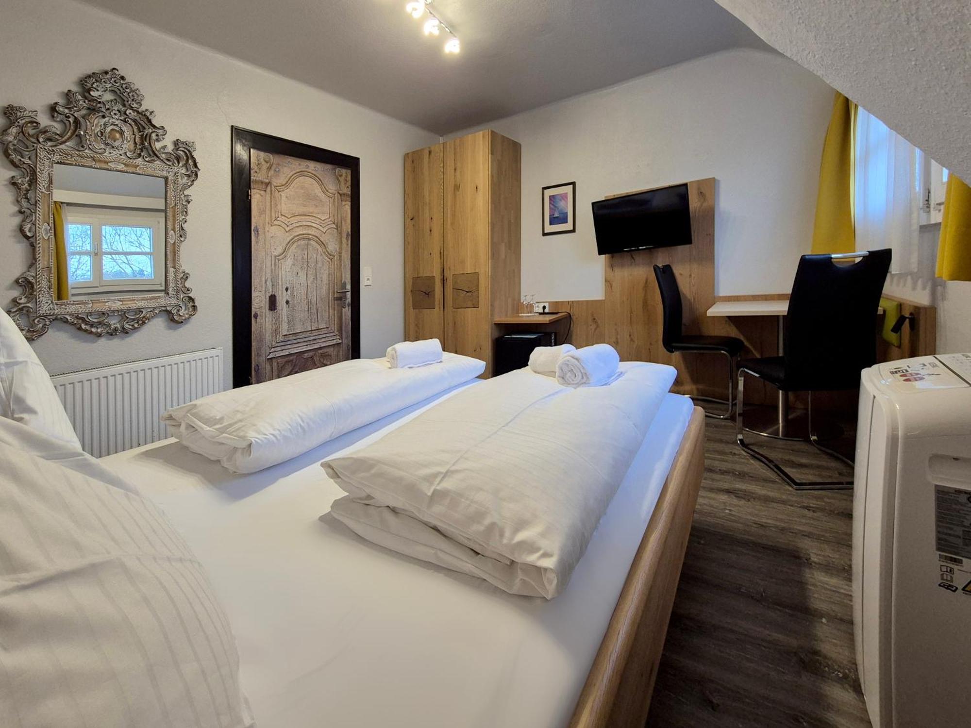 Doppelzimmer mit einem eigenen Bad auf dem Flur