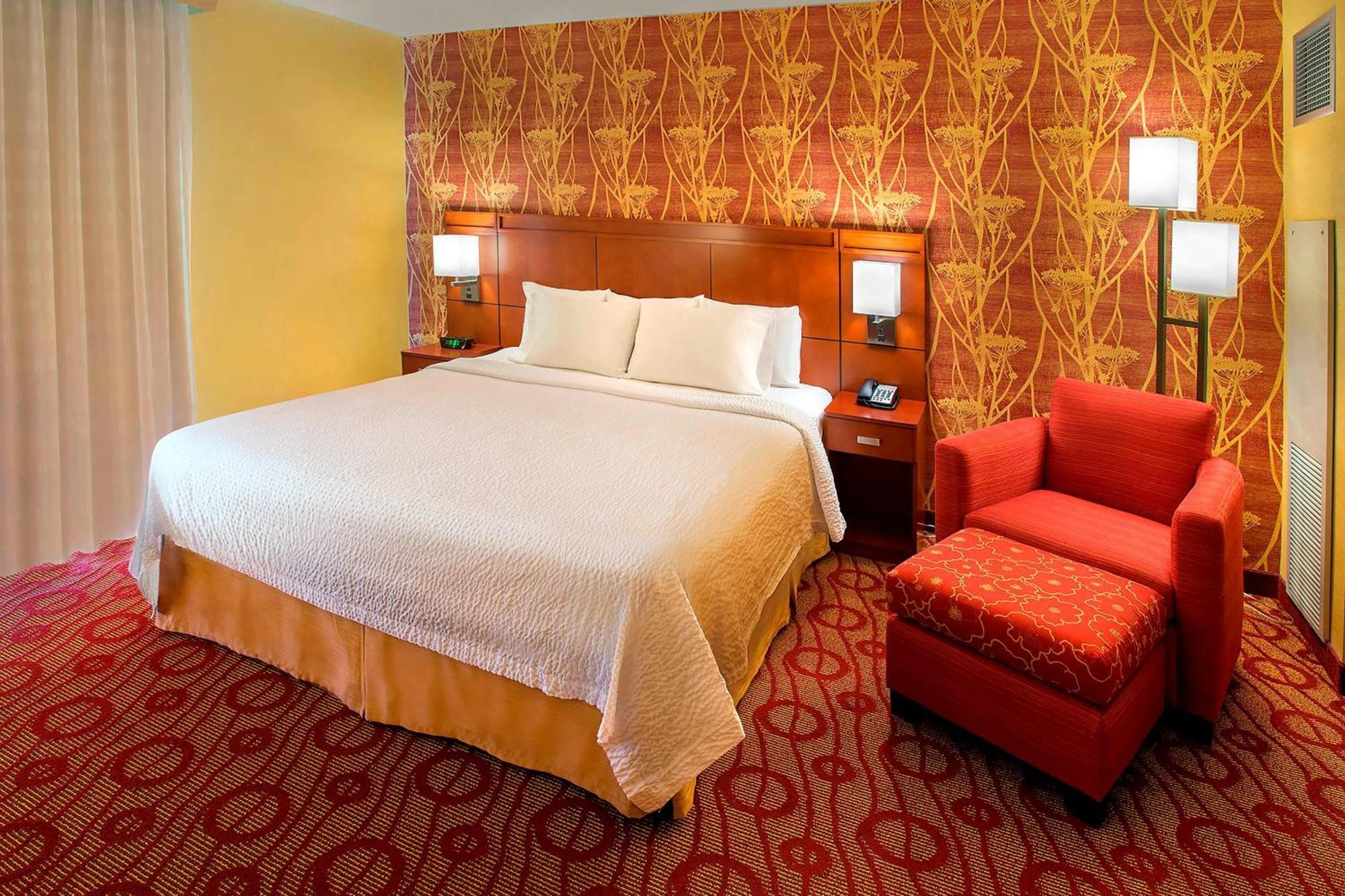 Zimmer mit Kingsize-Bett