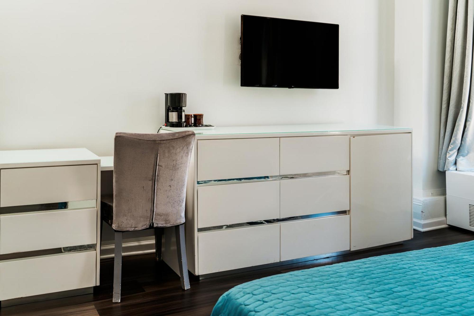 Zimmer mit Kingsize-Bett