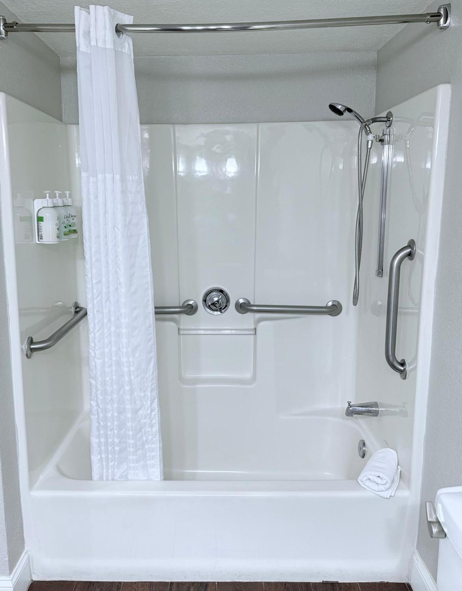 Zimmer mit Kingsize-Bett und Badewanne - barrierefrei/für Hörgeschädigte geeignet - Nichtraucher