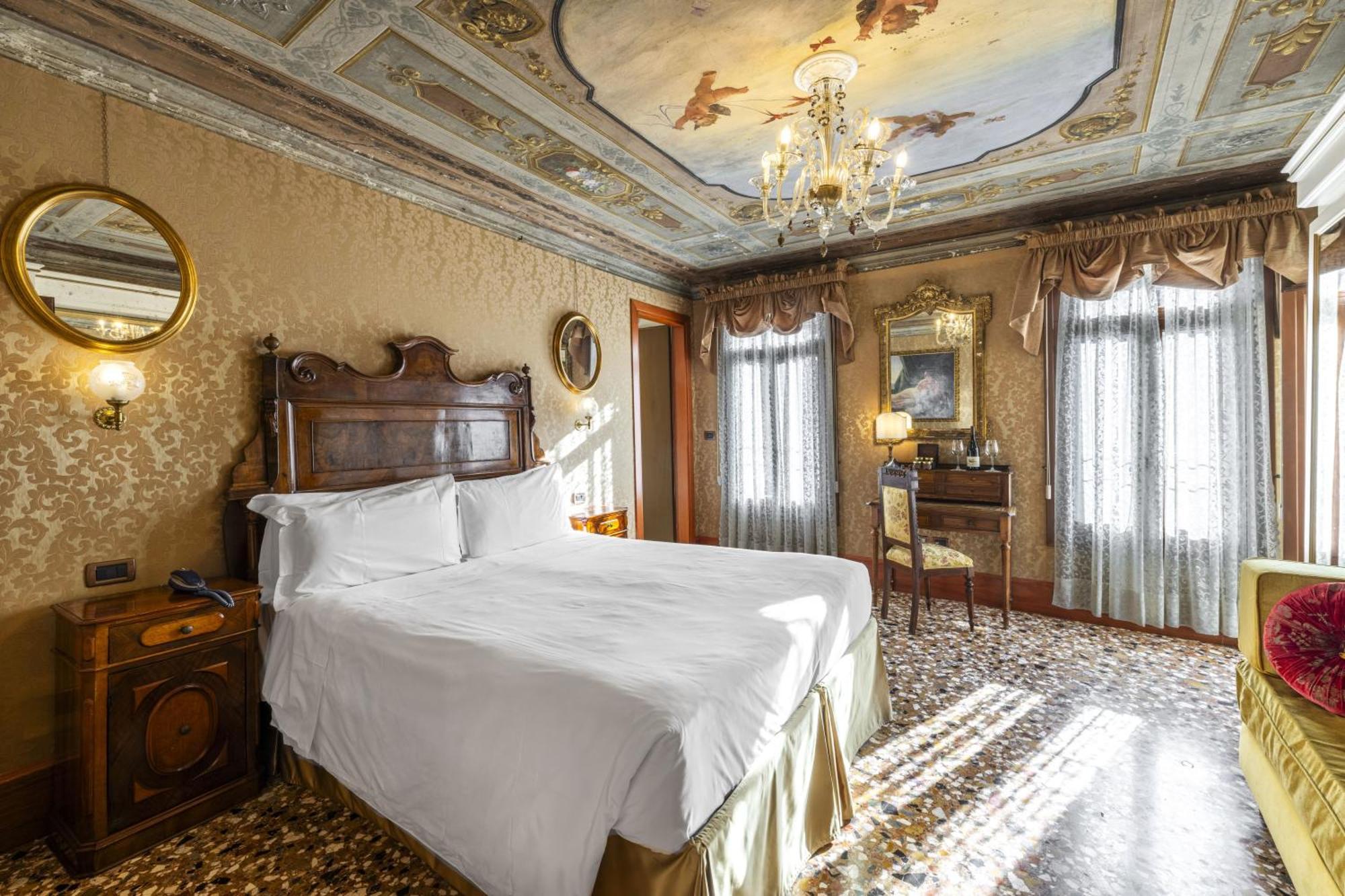 Deluxe Double or Twin Room Terrace Canal View