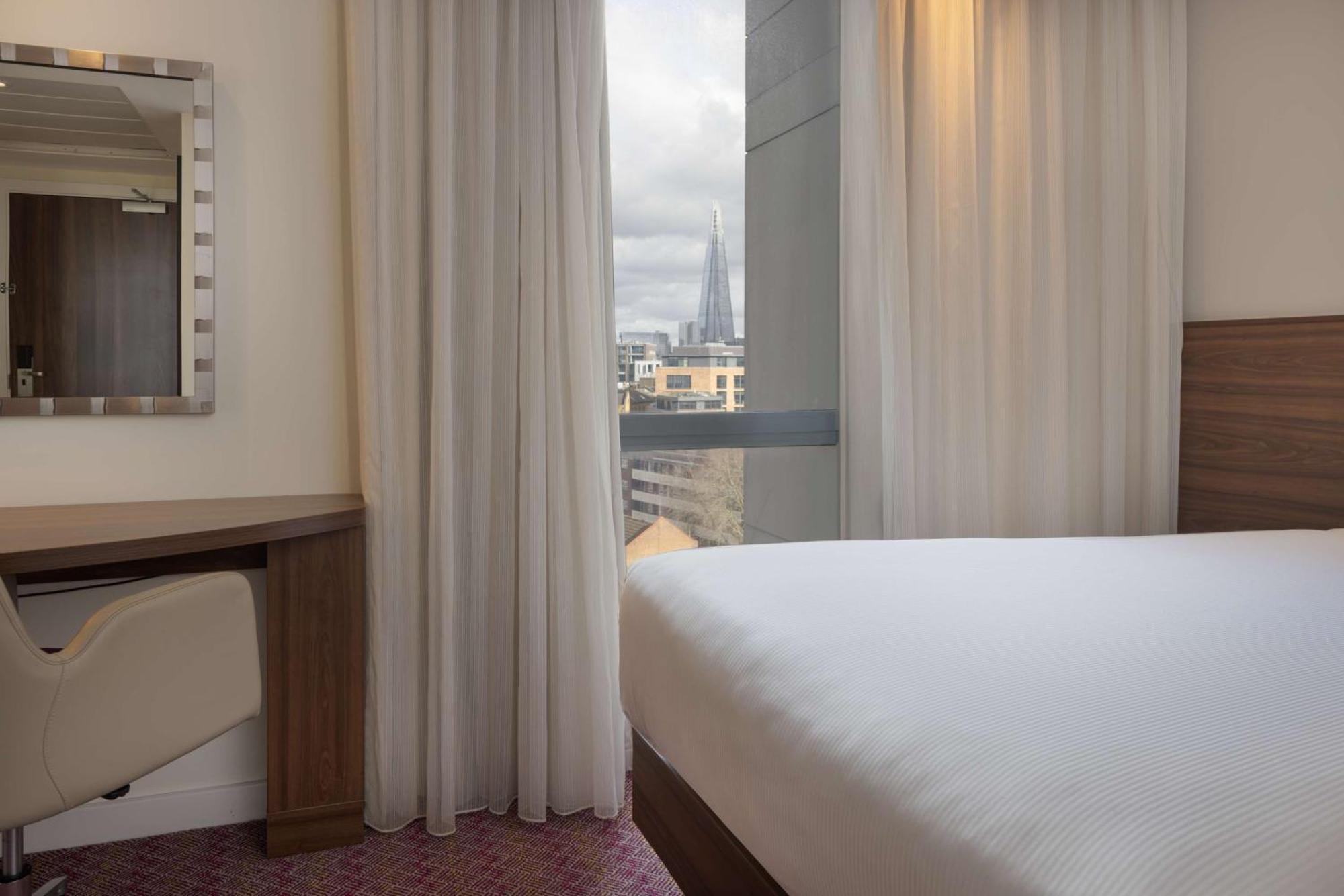 Twin Room with City View,1657166953:JPEG