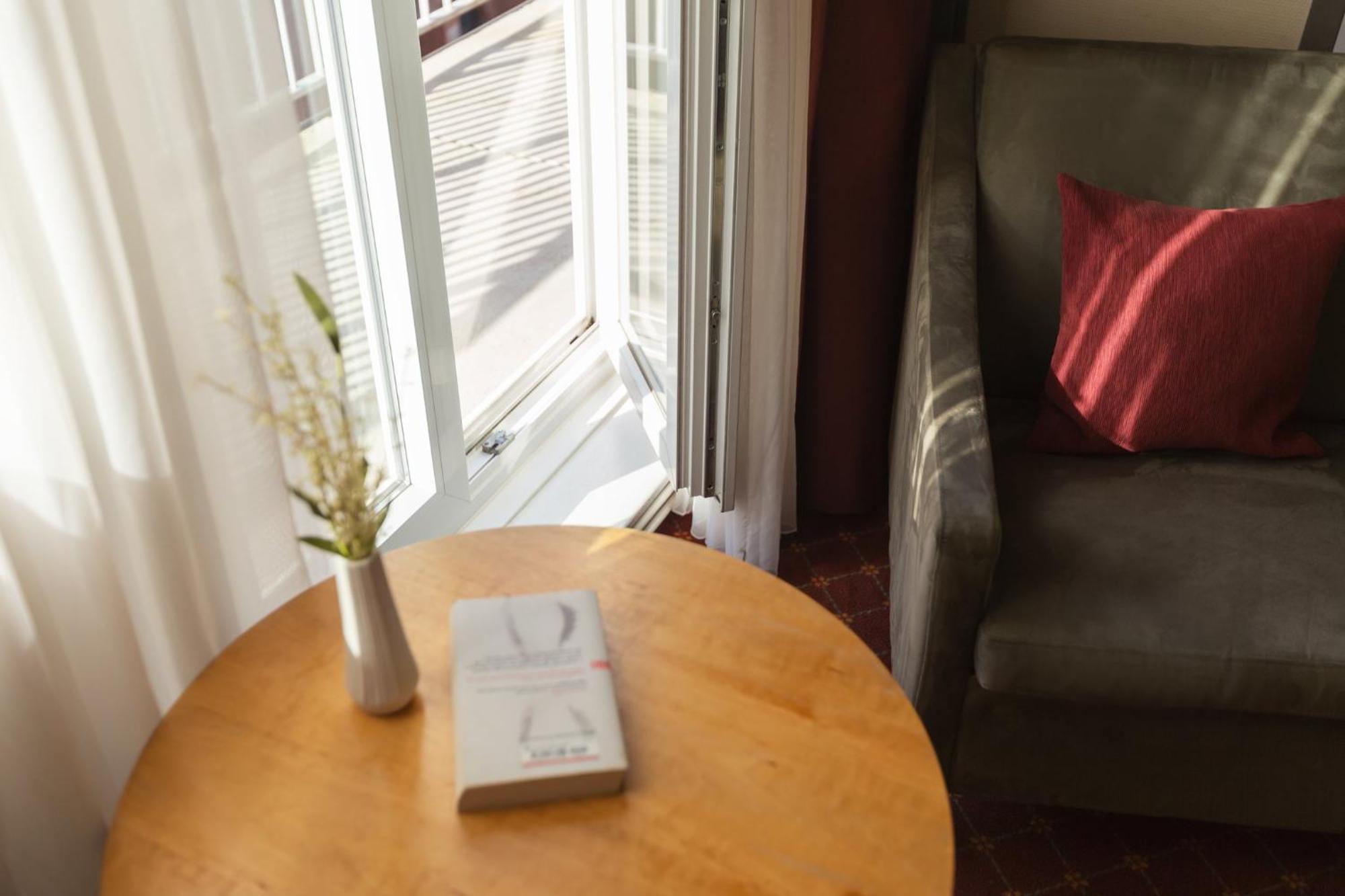 Premium Familien-Zweibettzimmer mit möbliertem Balkon und Schlafsofa