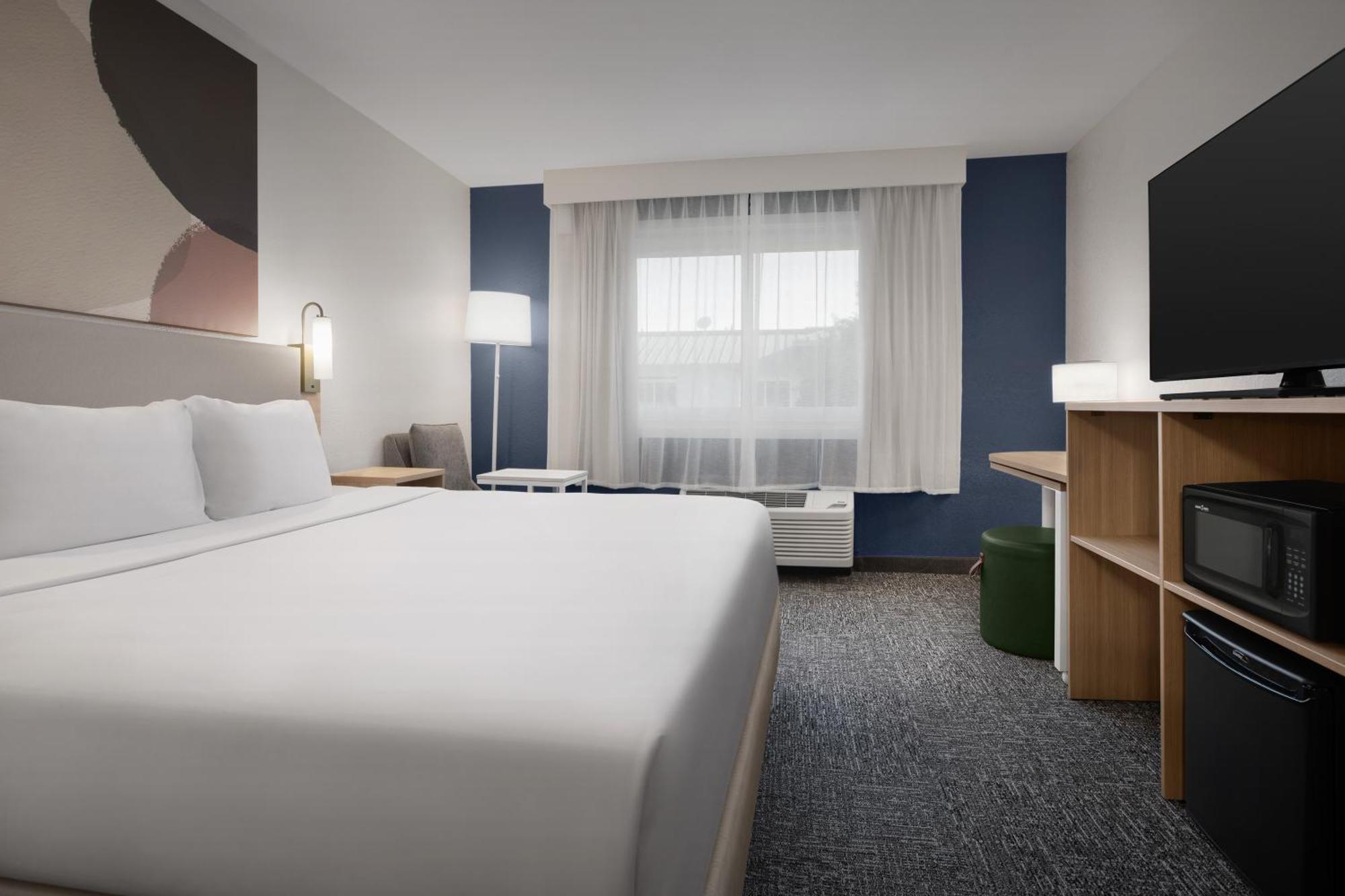 Zimmer mit Kingsize-Bett