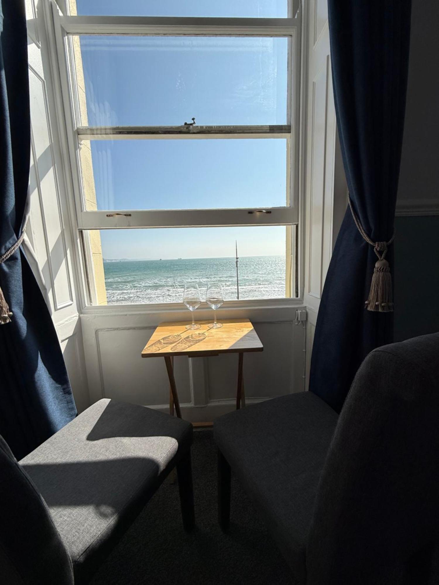 Zimmer mit Kingsize-Bett und Meerblick