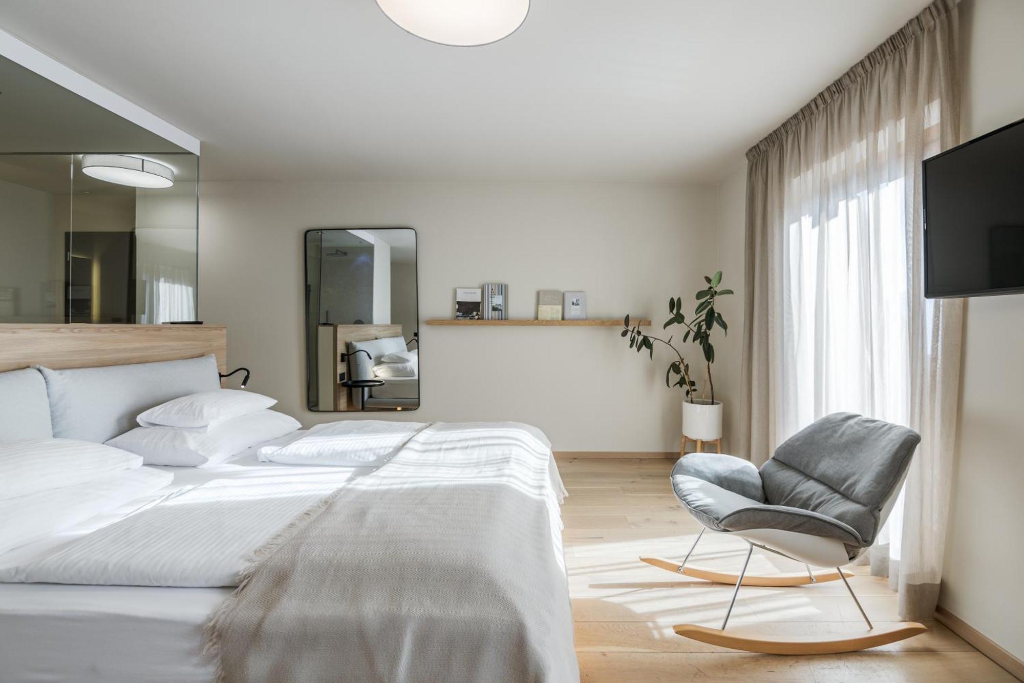 Design Apartment mit Balkon und Panoramablick