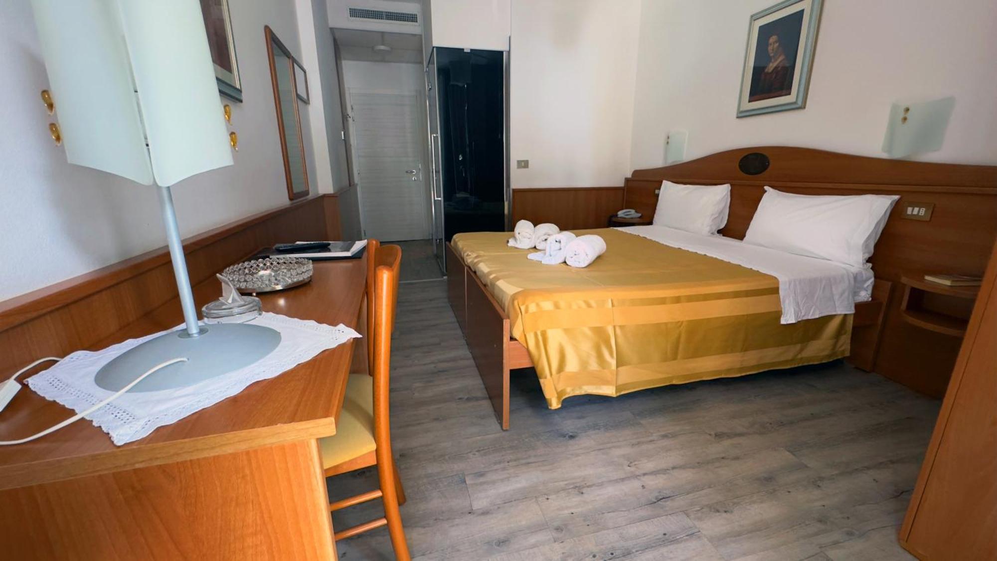 Deluxe Double Room Shower