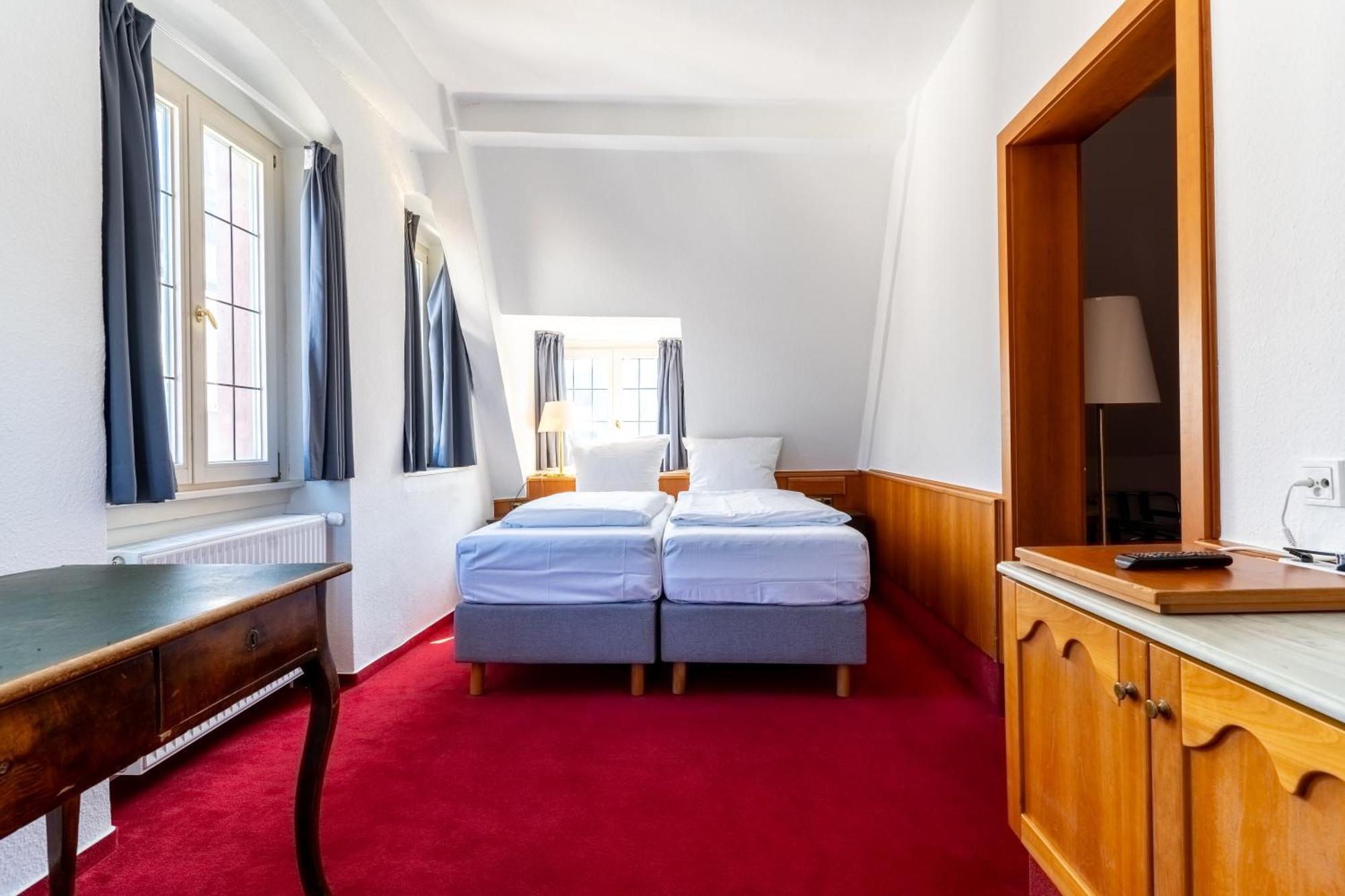 Deluxe Room,1689933285:JPEG