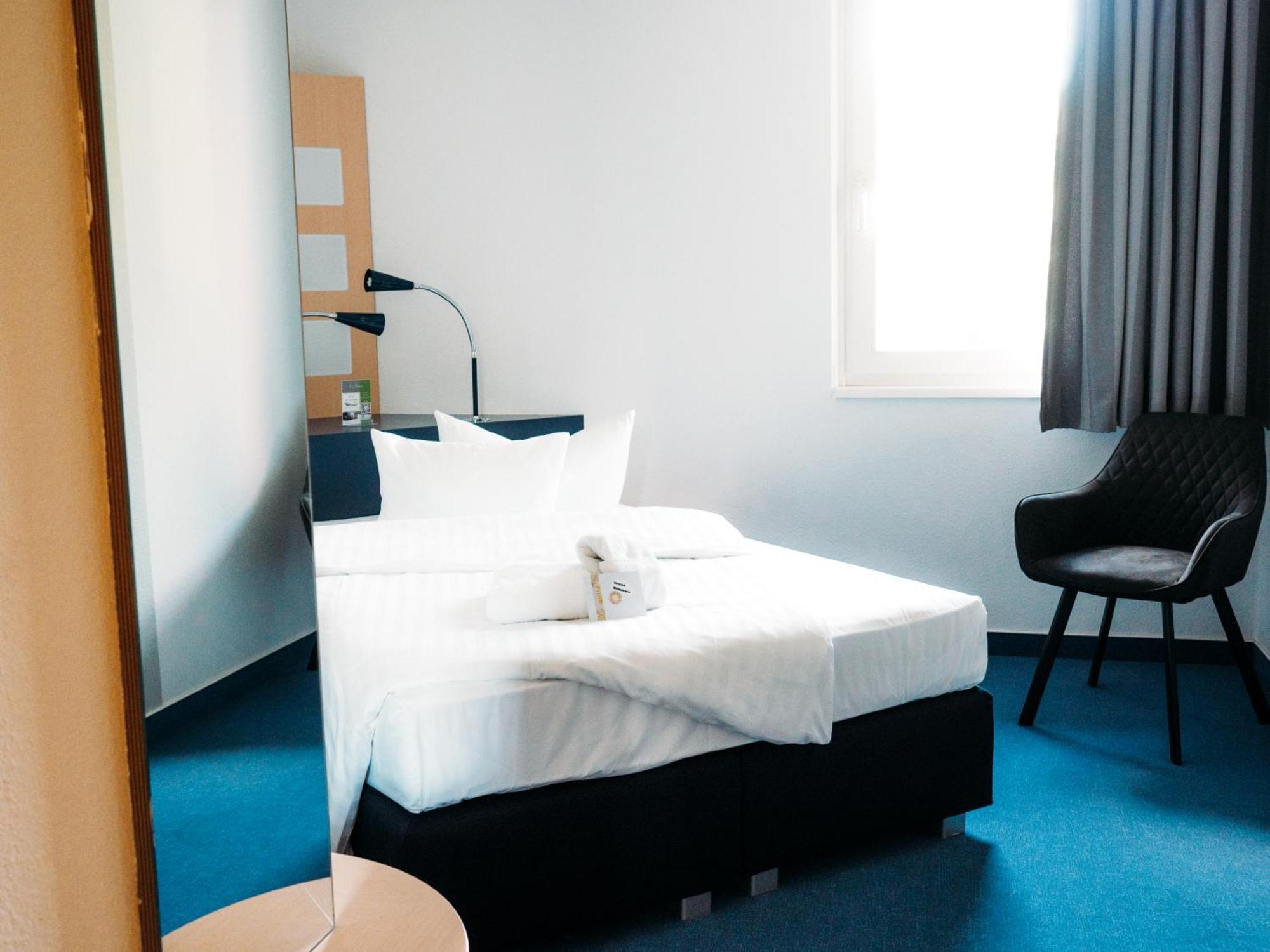 Single Room Smoking,1697777853:JPEG