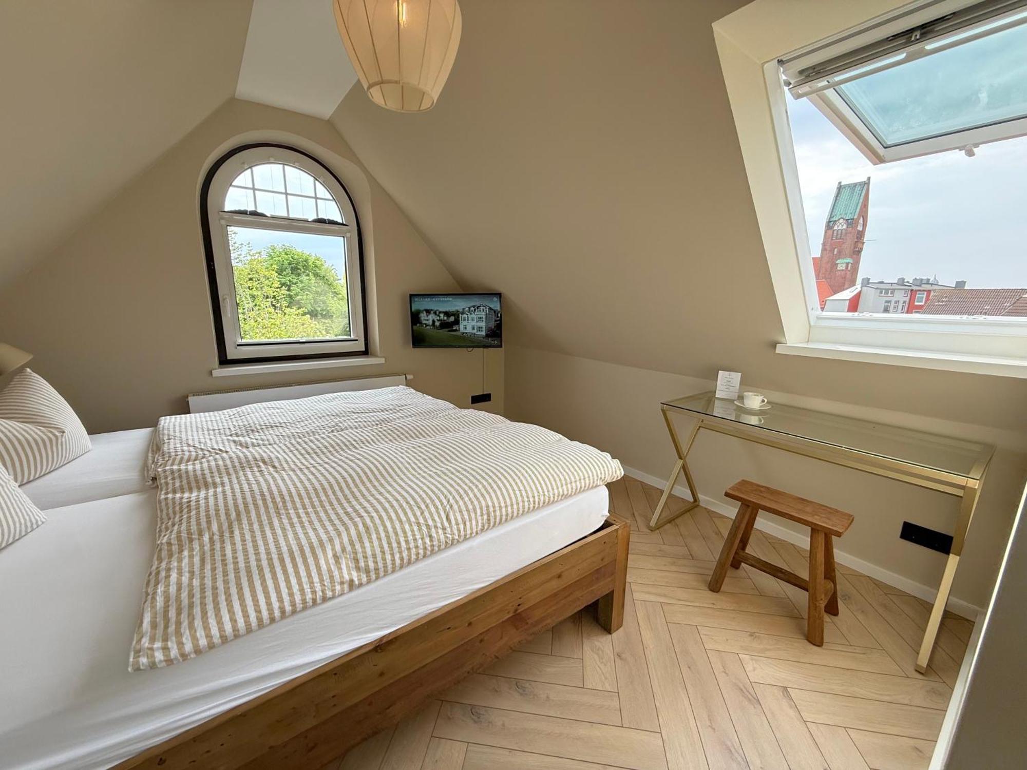 Small Double Room,1697863552:JPEG