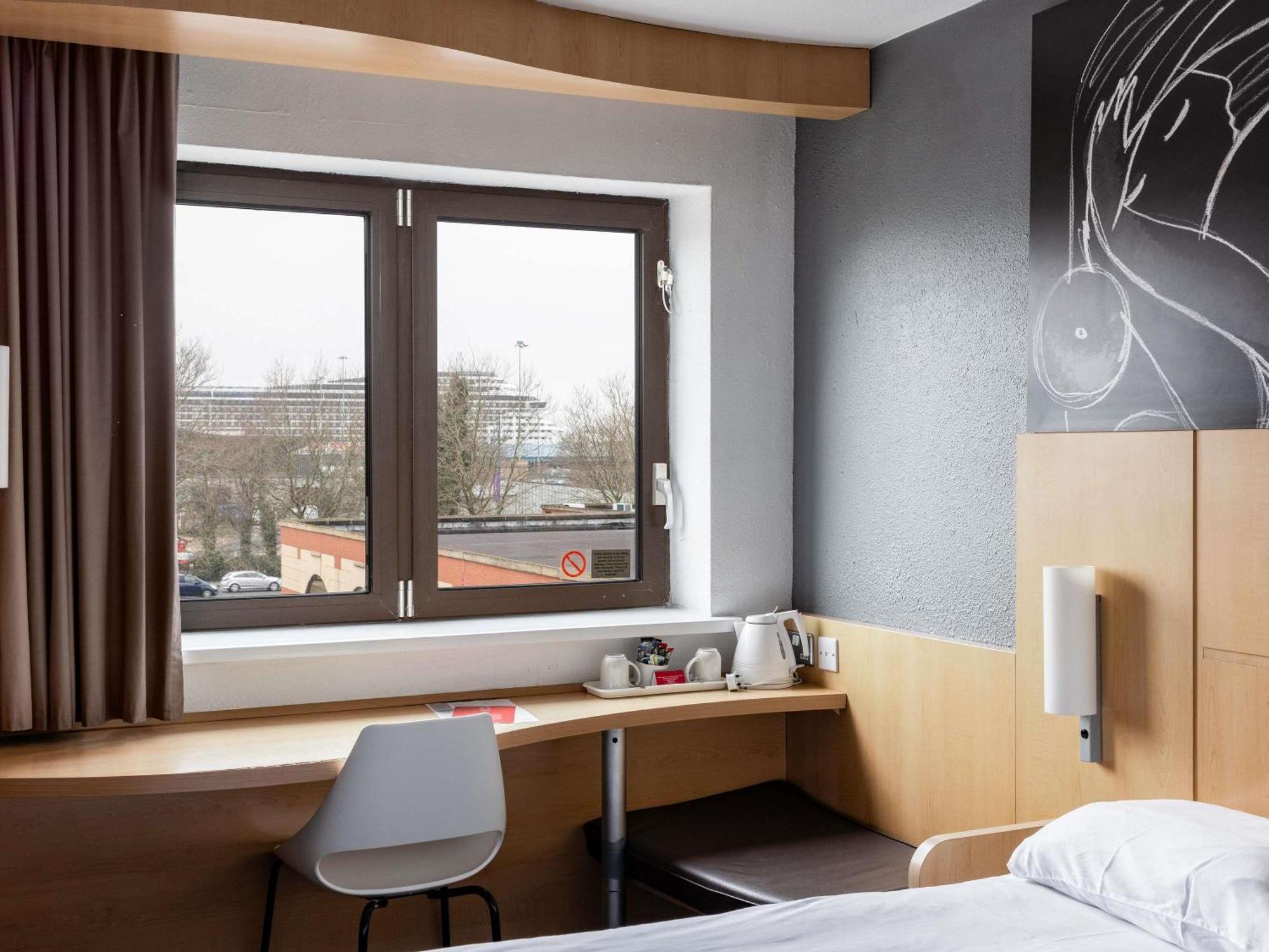 Standard Zweibettzimmer mit Hafenblick