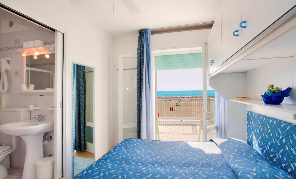 Double or Twin Room with Balcony and Sea View,37880233:JPEG