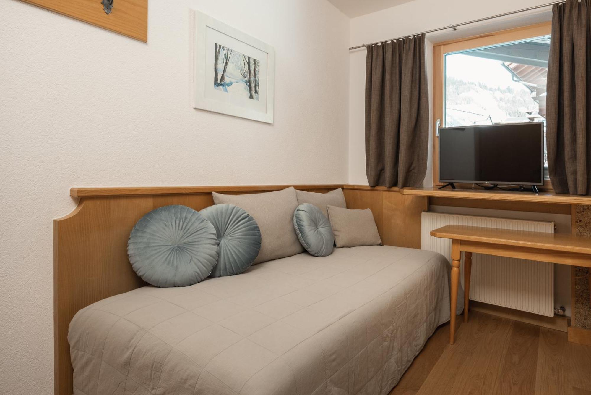 Single Room,1593669309:JPEG