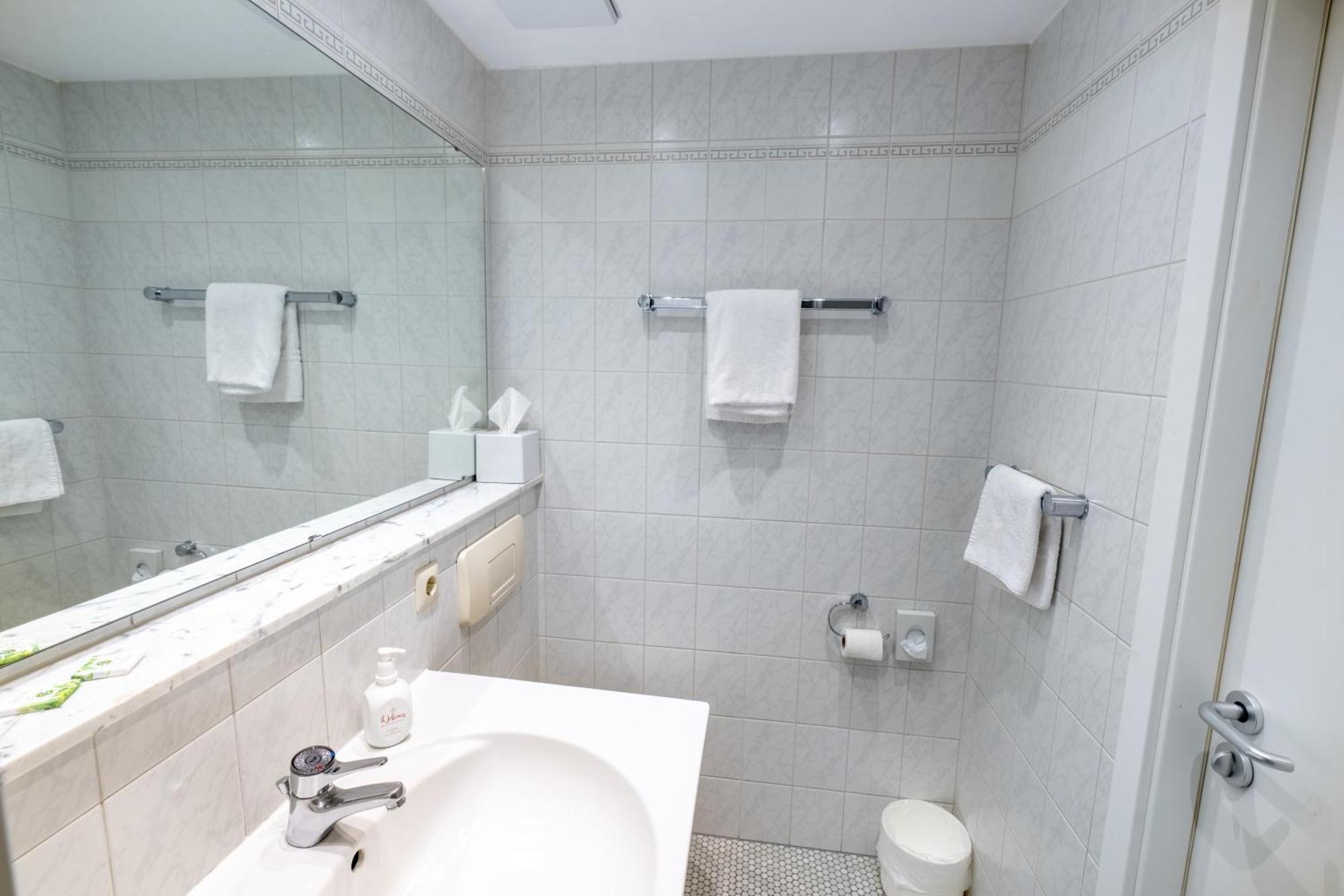 Standard Twin Room,1739386400:JPEG