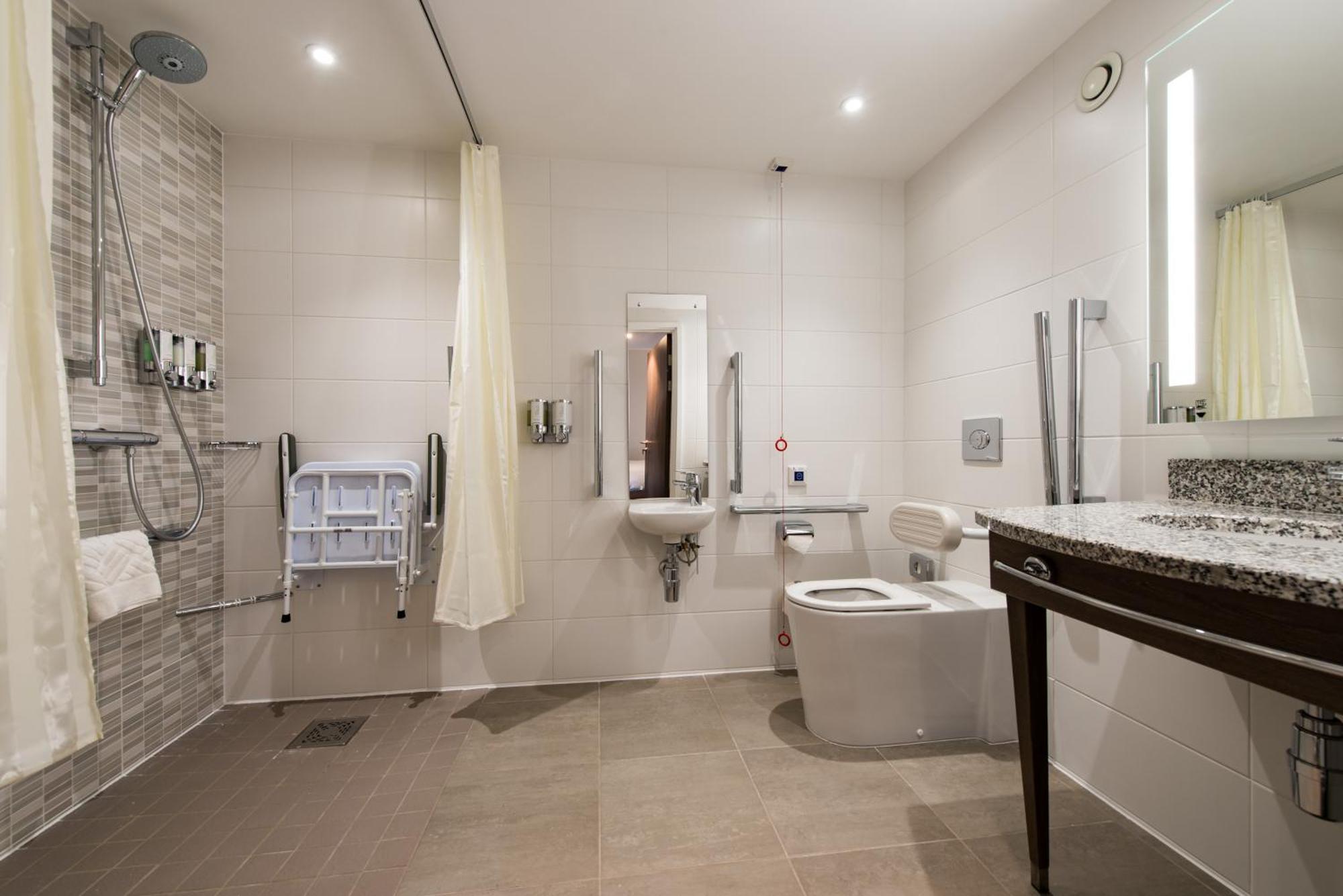 Queen Room Accessible