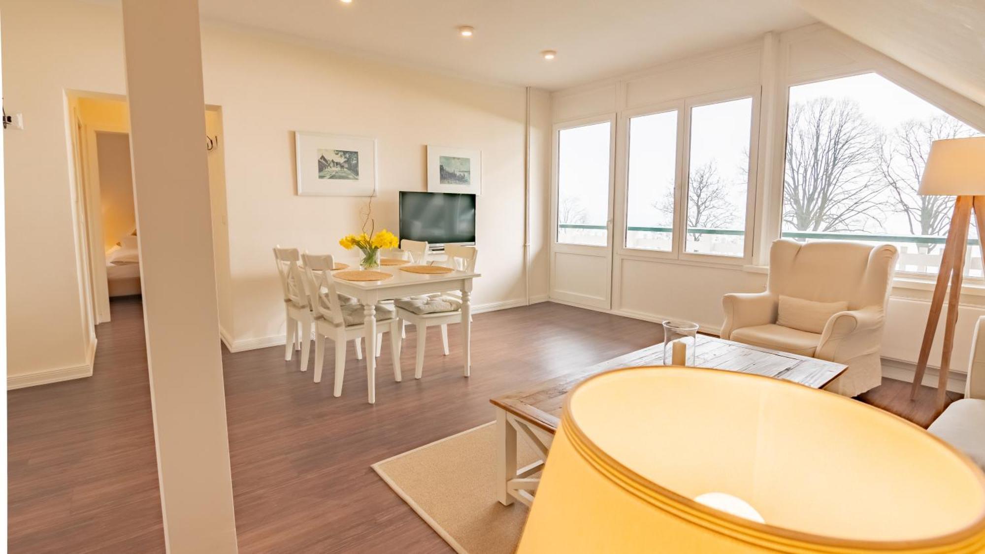 Two-Bedroom Apartment with Balcony 9,1758301906:JPEG