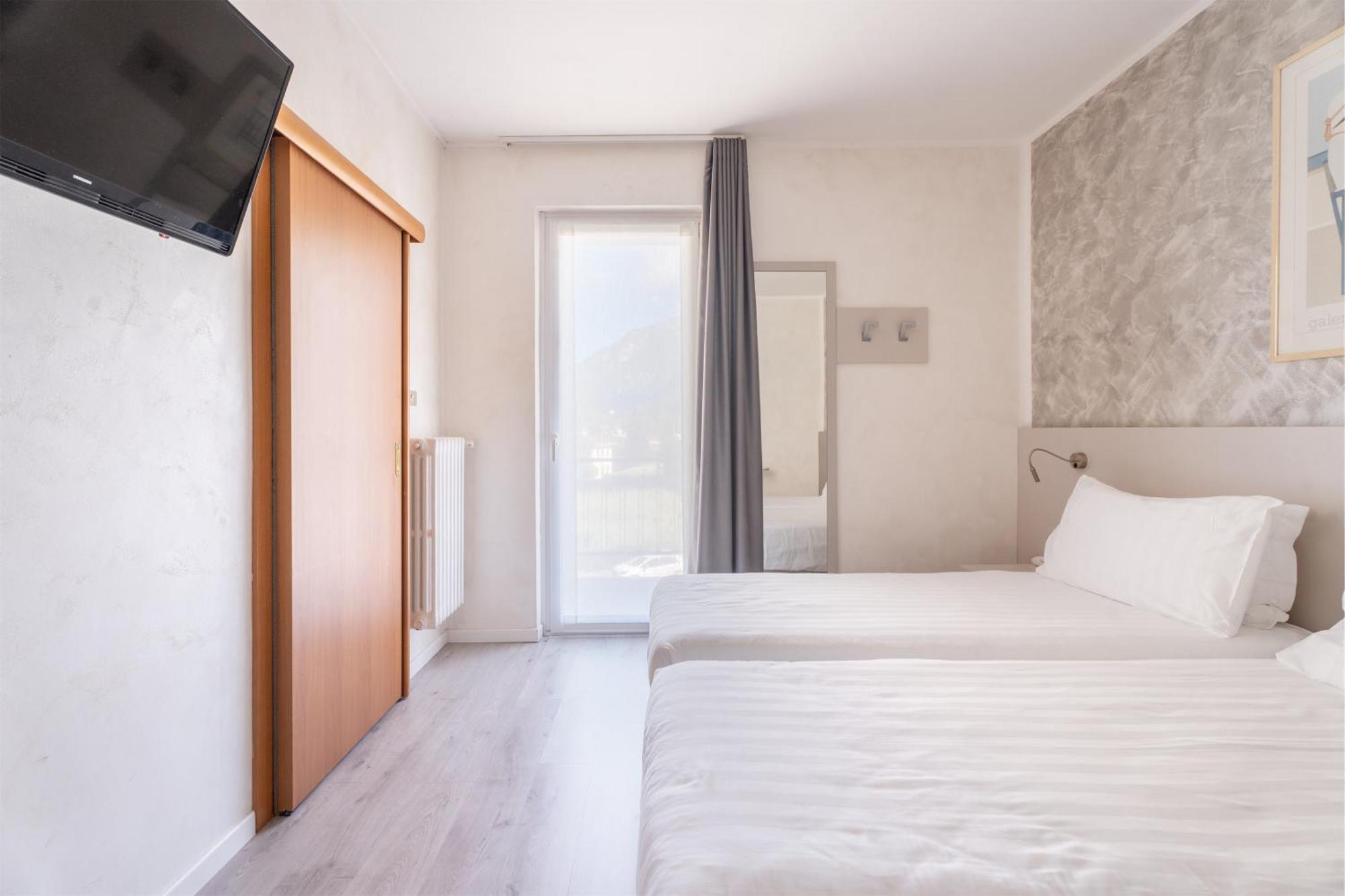 Doppelzimmer mit Balkon und Bergblick