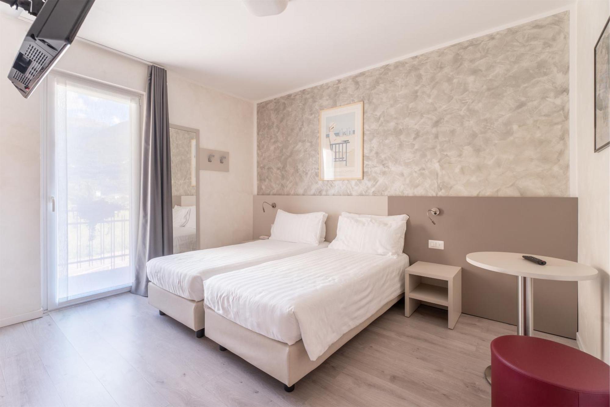 Vierbettzimmer mit Balkon und Blick auf die Berge