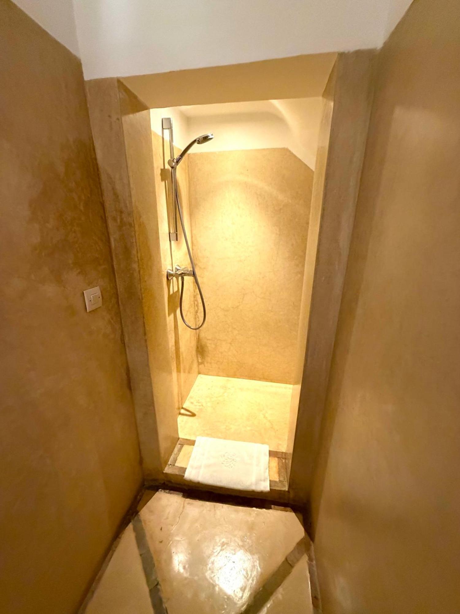 Großes Deluxe Doppel- oder Zweibettzimmer