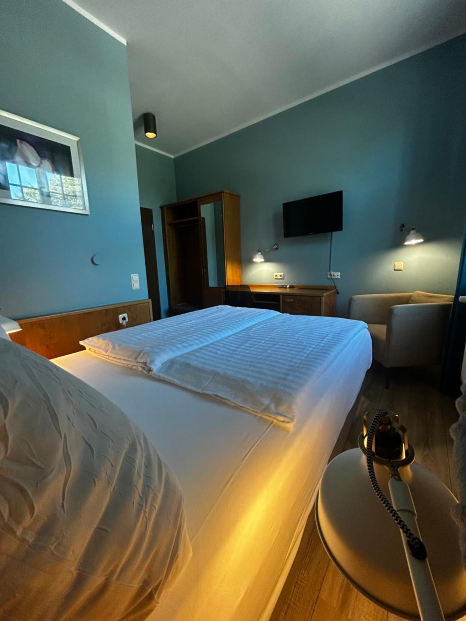 Classic Room 1 Queen Bed 15Sqm Wifi