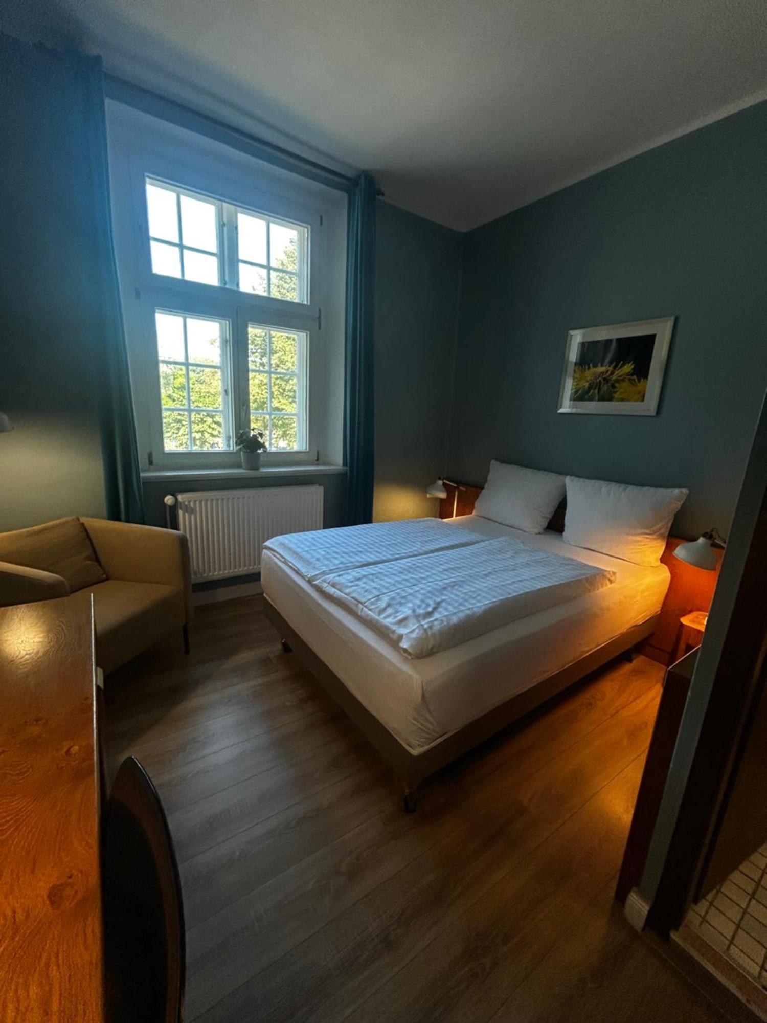 Classic Room 1 Queen Bed 15Sqm Wifi