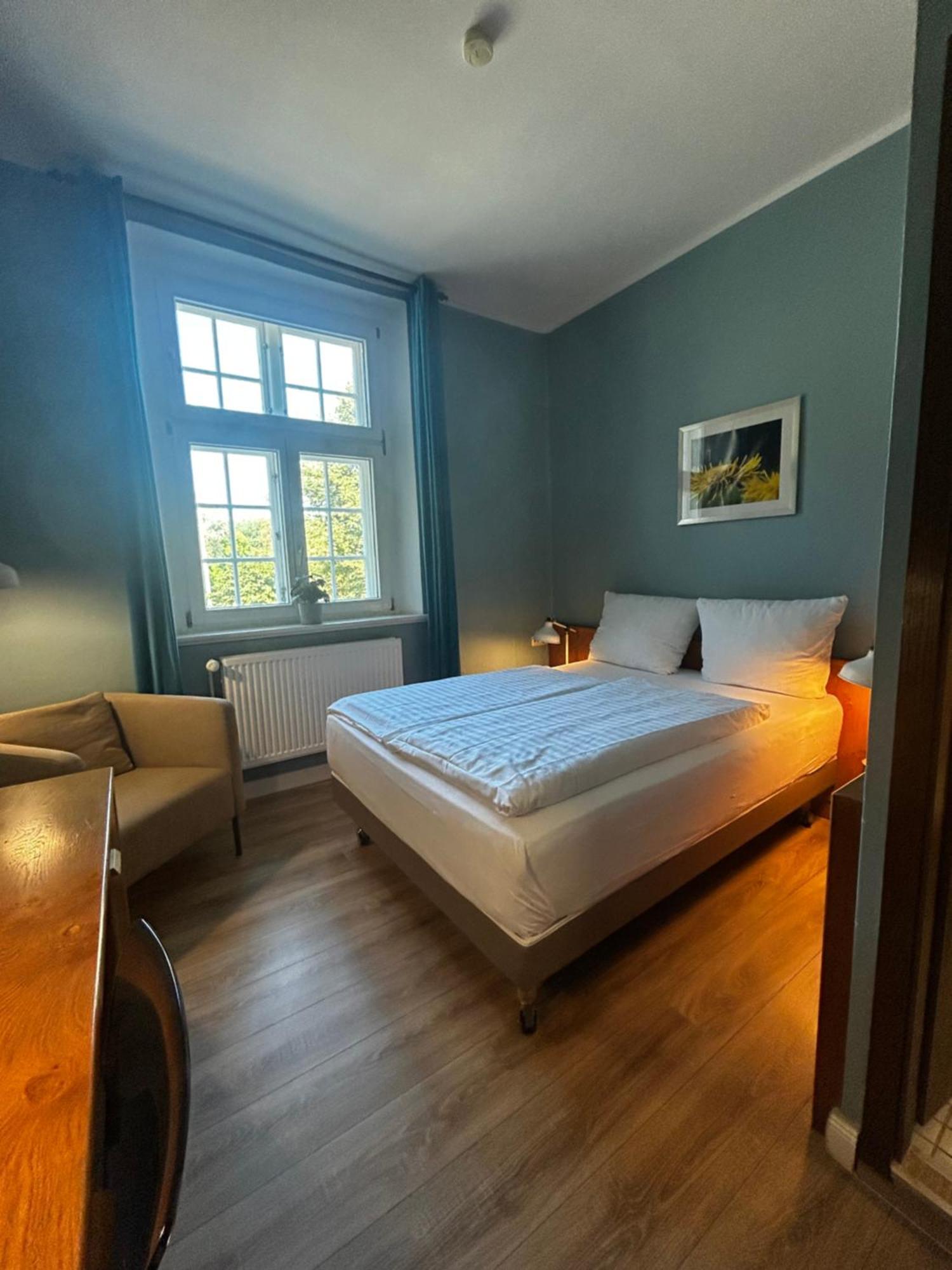 Classic Room 1 Queen Bed 15Sqm Wifi