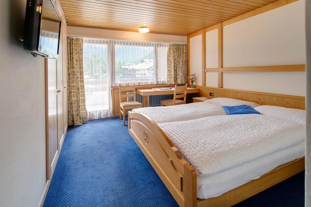Doppelzimmer mit Balkon und Blick zum Matterhorn