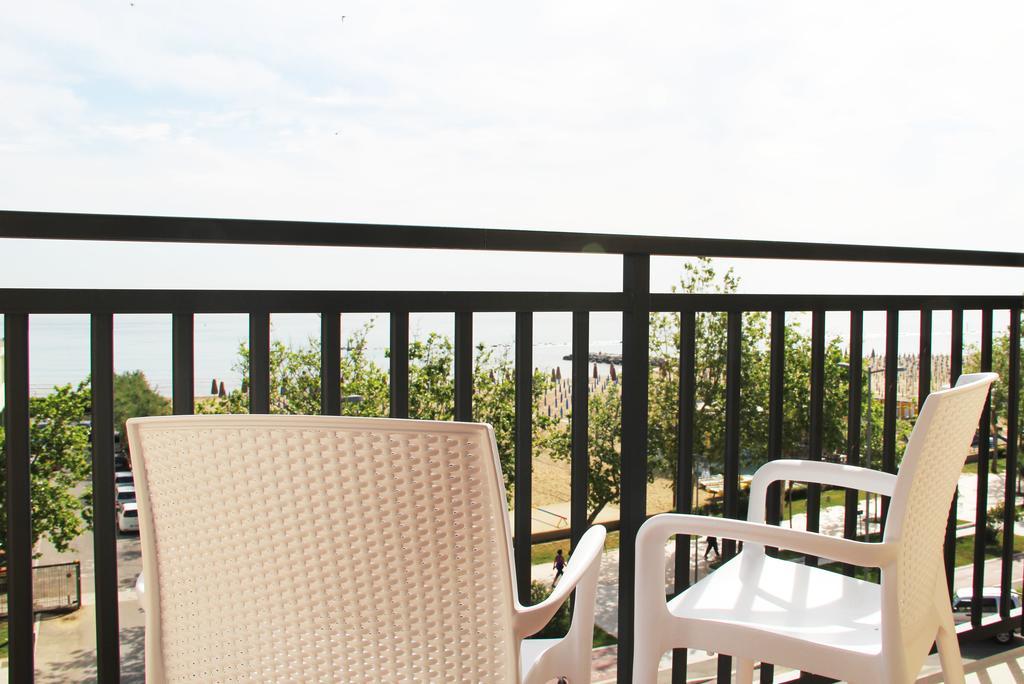 Doppelzimmer mit Balkon und Meerblick