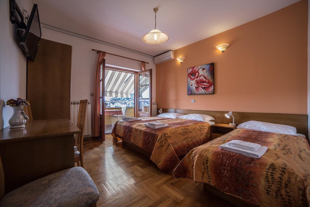 Dreibettzimmer mit Balkon
