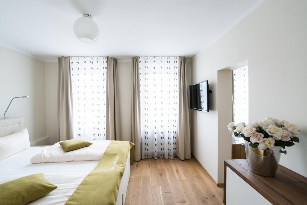 One-Bedroom Suite,216807665:JPEG