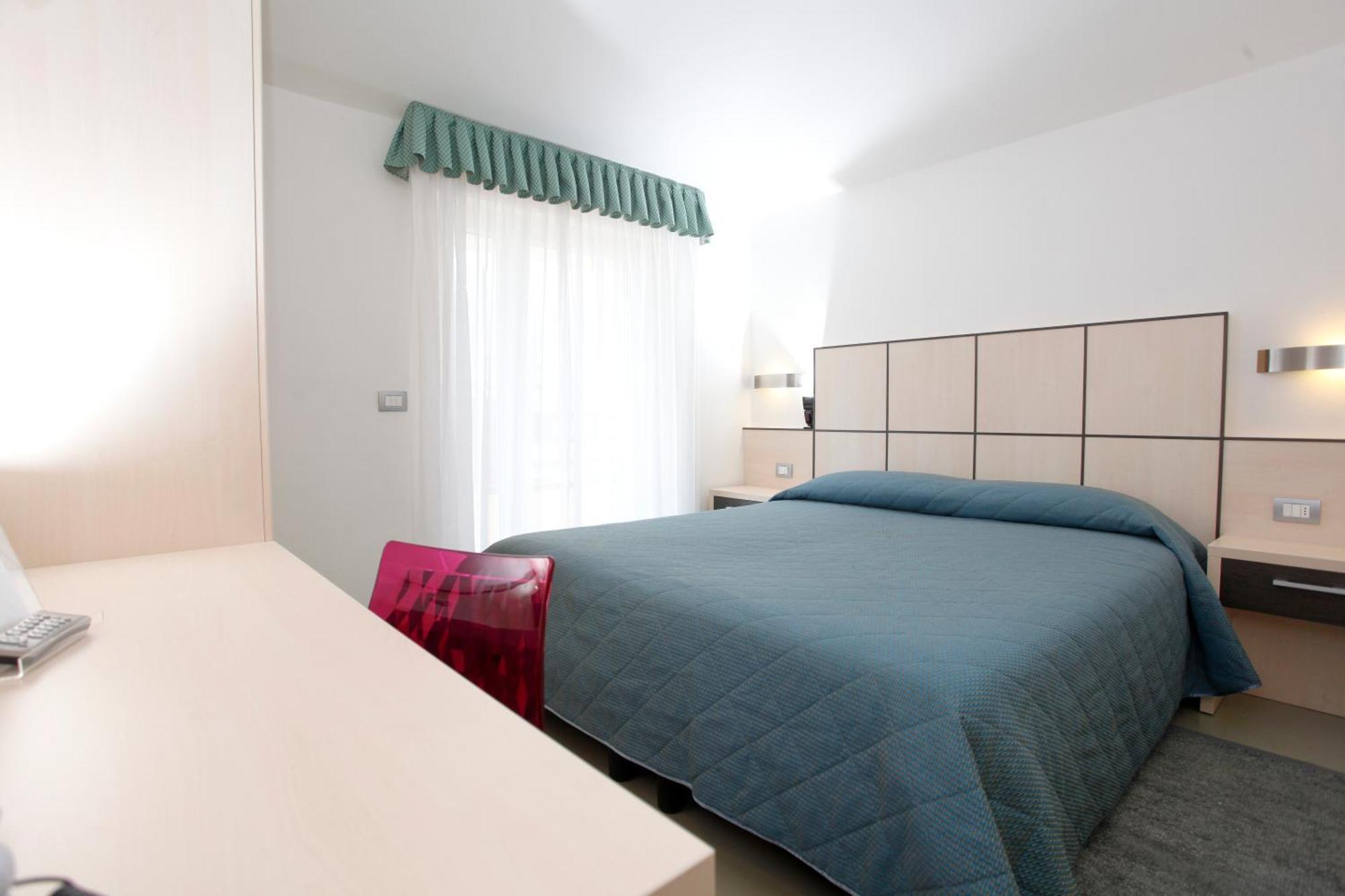 Doppel-/Zweibettzimmer mit Poolblick
