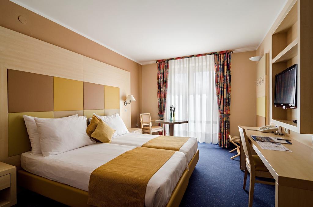 Zweibettzimmer mit Balkon