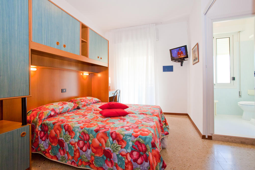 Doppel-/Zweibettzimmer mit Balkon