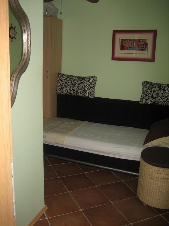 Single Room,28215038:JPEG