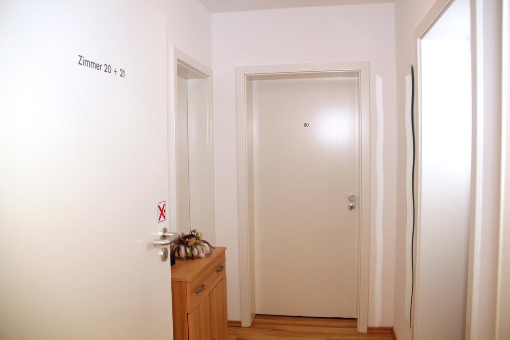 Zweibettzimmer mit eigenem Bad außerhalb des Zimmers