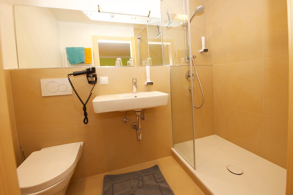 Dreibettzimmer mit Dusche, WC und Balkon