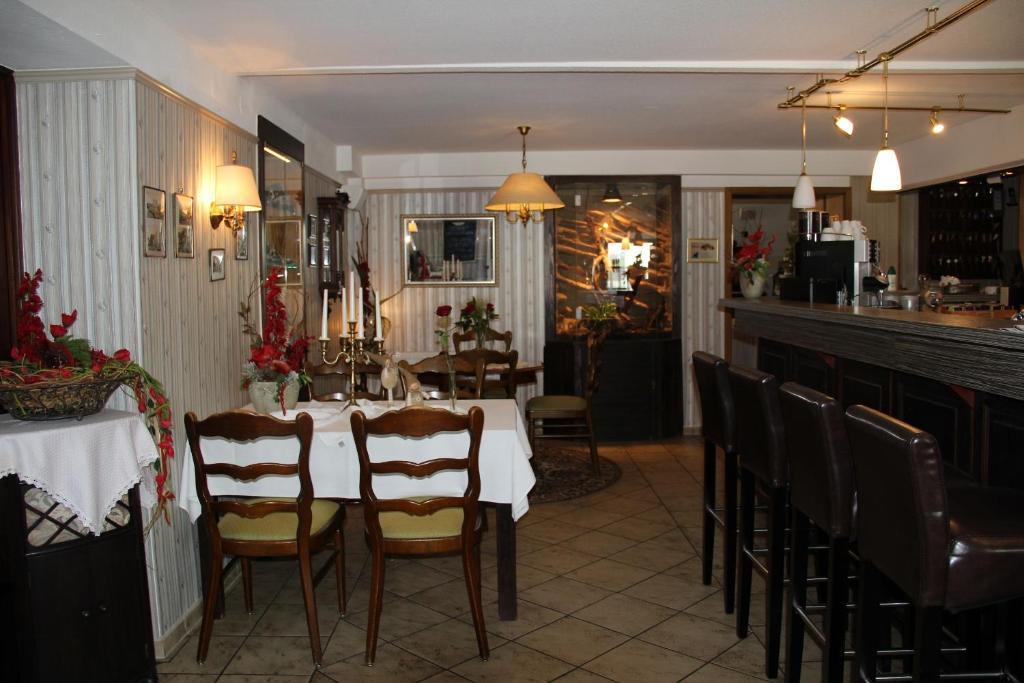 Zweibettzimmer mit Balkon