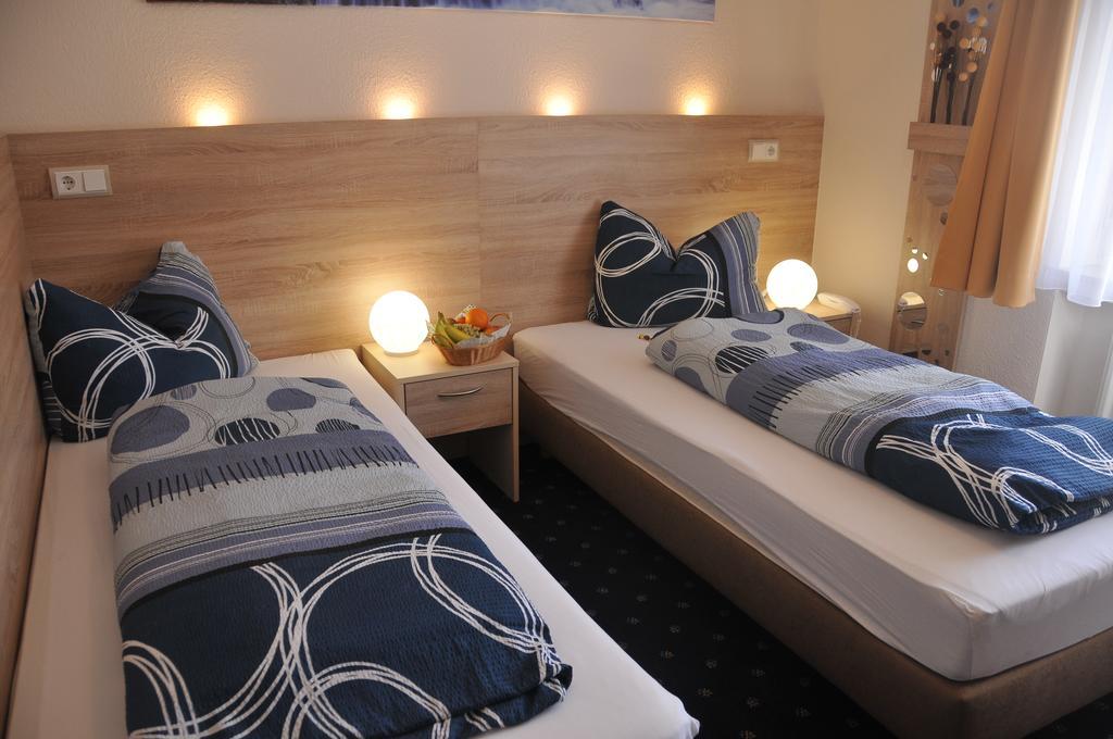 Kleines Zweibettzimmer