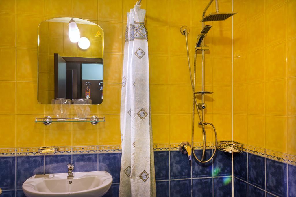 Doppel-/Zweibettzimmer mit Balkon