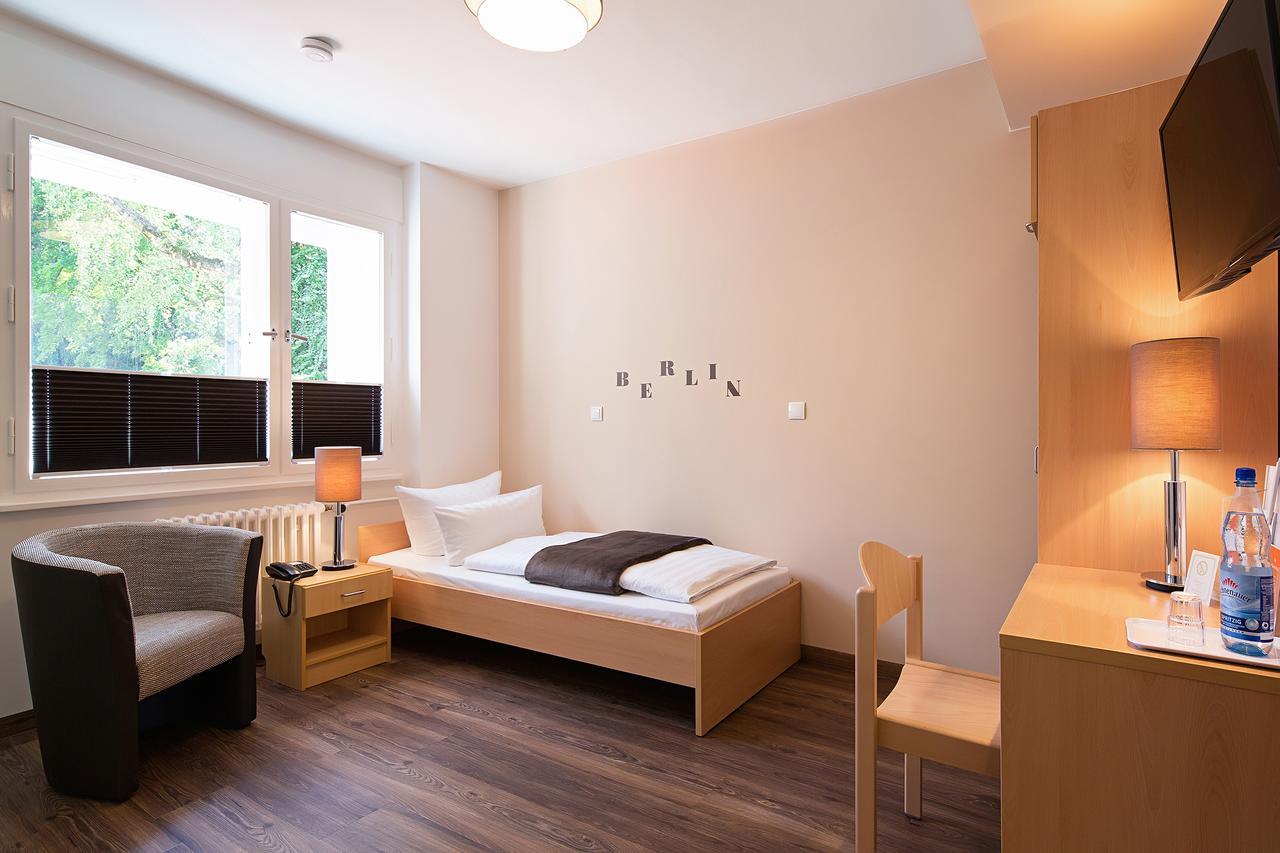 Single Room,545739465:JPEG