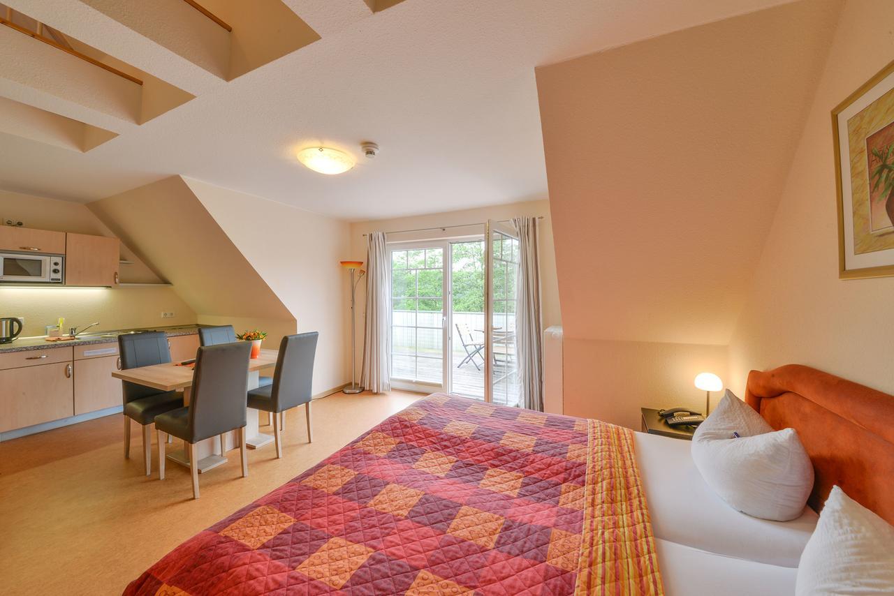 Familienzimmer mit Balkon und Küchenzeile