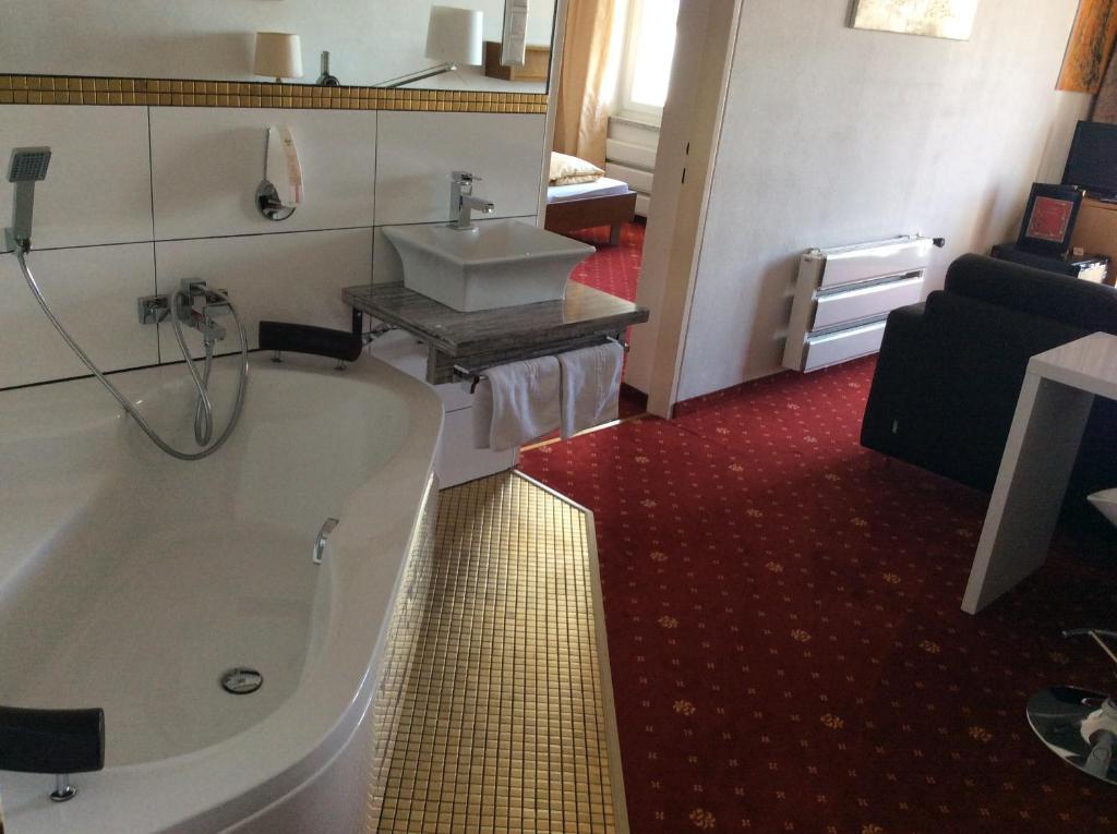Suite with Balcony or Terrace and Lake View,59053249:JPEG