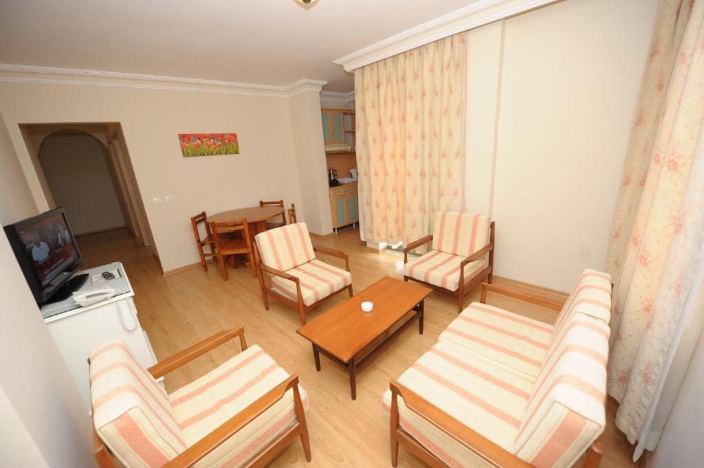 Junior Suite (2 Adults + 1 Child),63705760:JPEG