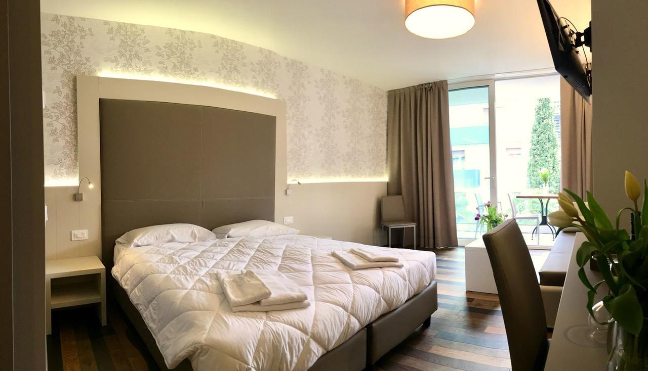 Deluxe Double or Twin Room,643583469:JPEG